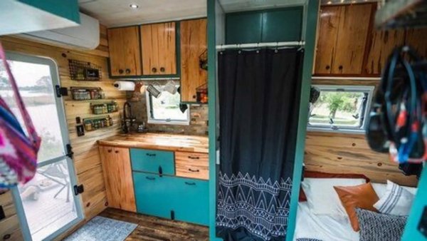 RAM 5500 е нещо средно между пикап и трактор, неговият 6-цилиндров редови Cummins 6,7-литров турбодизелов двигател достига 360 к.с. и почти 1100 Нм въртящ момент и е комбиниран с 6-степенна автоматична скоростна кутия Aisin и в тази версия е със задвижване на четирите колела. Има 300-литров резервоар с прясна вода, 74-литров дизелов резервоар и добива 1850 вата енергия със от система от 5 слънчеви панела.